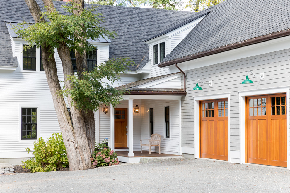 Großes, Zweistöckiges Landhaus Haus mit weißer Fassadenfarbe und Schindeldach in Portland Maine
