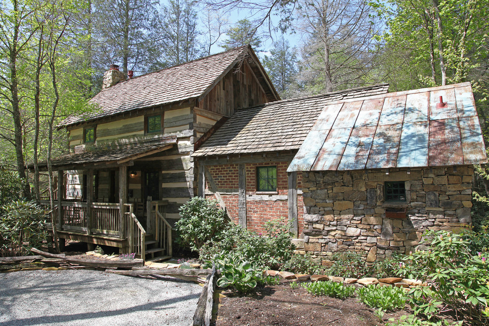Cette photo montre une façade de maison grise montagne de taille moyenne et à un étage avec un revêtement mixte.