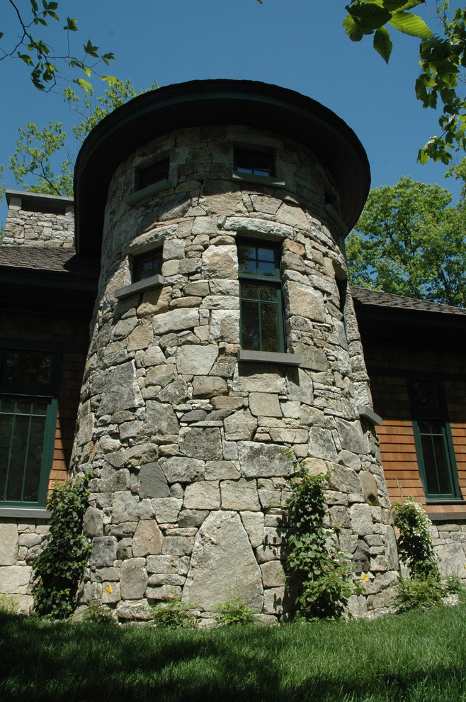 Diseño de fachada tradicional con revestimiento de piedra