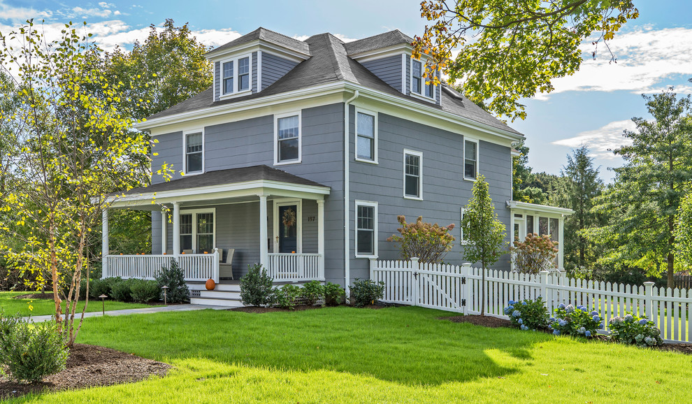 Dreistöckiges Landhausstil Haus mit Faserzement-Fassade, grauer Fassadenfarbe und Walmdach in Boston