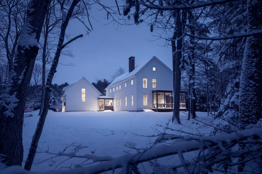 Ispirazione per la villa bianca country a due piani di medie dimensioni con rivestimento in legno, tetto a capanna e copertura a scandole