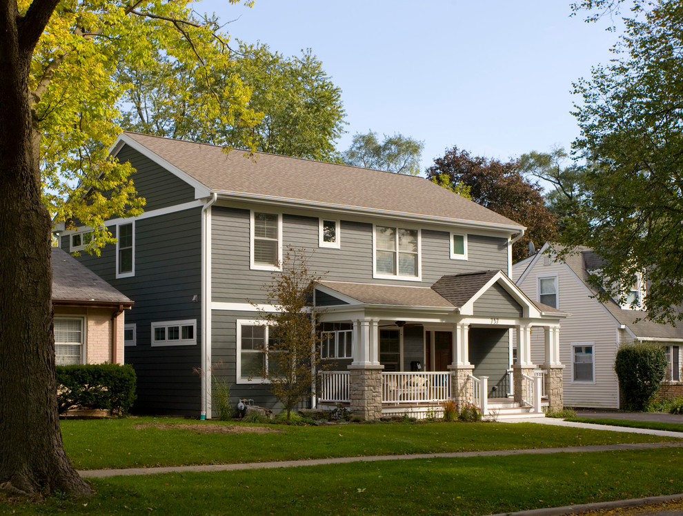 Zweistöckiges Rustikales Haus mit Faserzement-Fassade, schwarzer Fassadenfarbe und Satteldach in Chicago