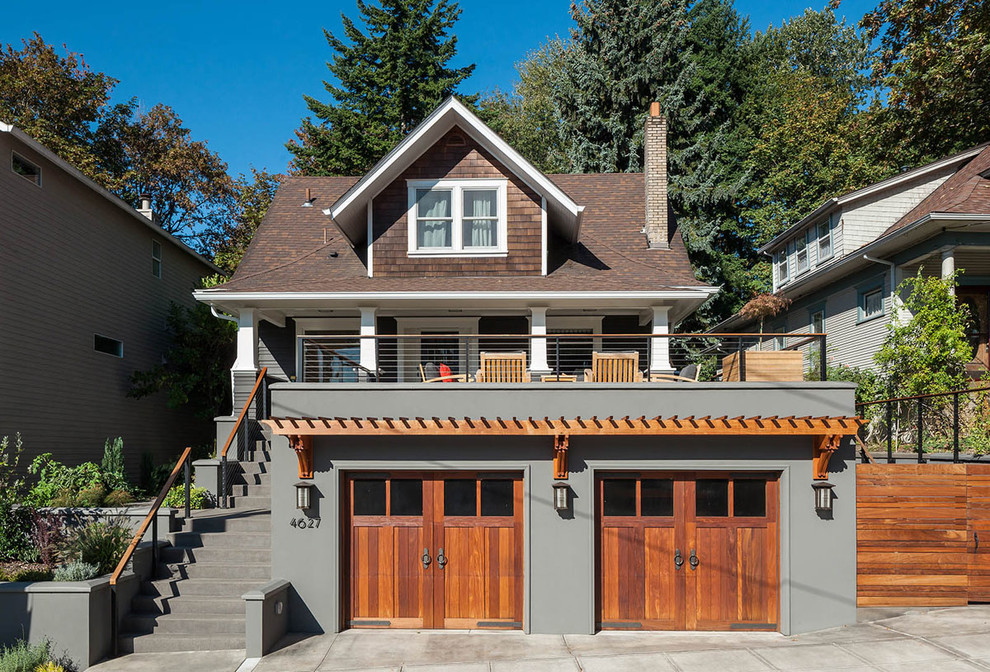 Exemple d'une façade de maison grise craftsman de taille moyenne et à deux étages et plus avec un revêtement mixte, un toit à deux pans, un toit en shingle et un toit marron.