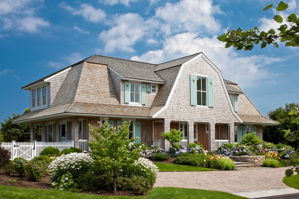 Diseño de fachada de casa beige clásica de tamaño medio de dos plantas con revestimiento de madera, tejado a doble faldón y tejado de teja de madera