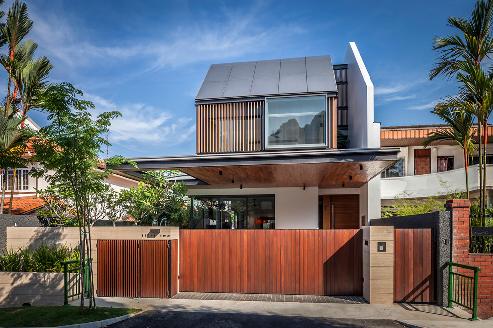 Design ideas for a contemporary house exterior in Singapore.