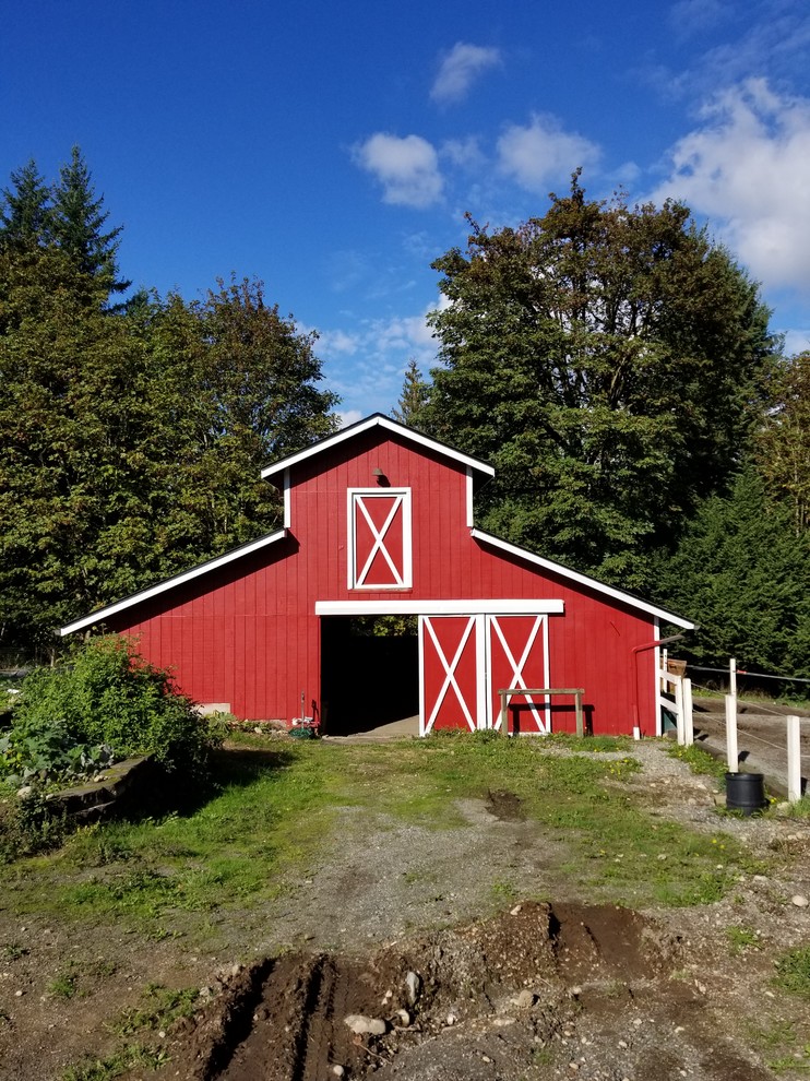 Esempio della villa rossa country a un piano di medie dimensioni con rivestimento in legno, tetto a capanna e copertura a scandole