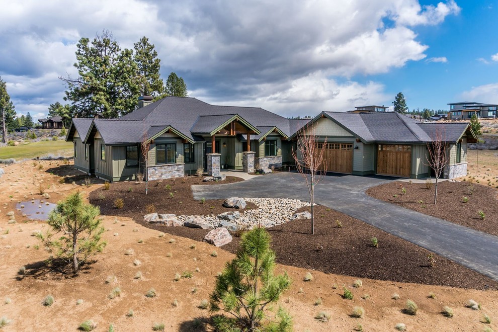 Imagen de fachada de casa verde de estilo de casa de campo de tamaño medio de una planta con revestimientos combinados, tejado a cuatro aguas y tejado de teja de madera