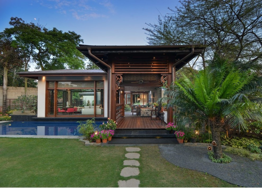 Medium sized contemporary bungalow house exterior in Delhi.