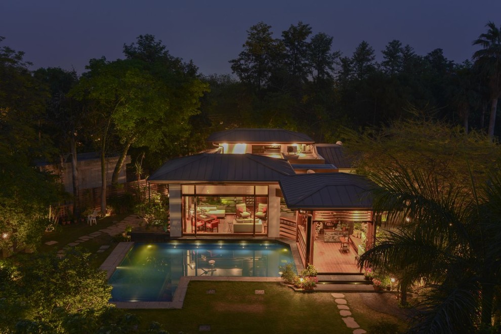 This is an example of a contemporary house exterior in Delhi.