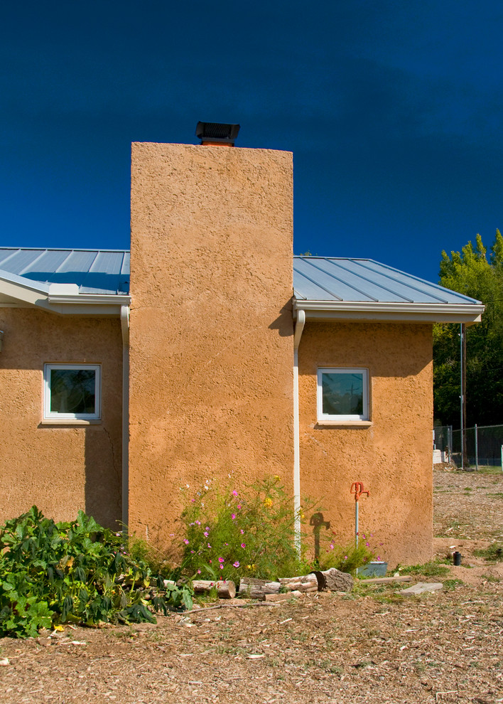 アルバカーキにあるコンテンポラリースタイルのおしゃれな家の外観の写真