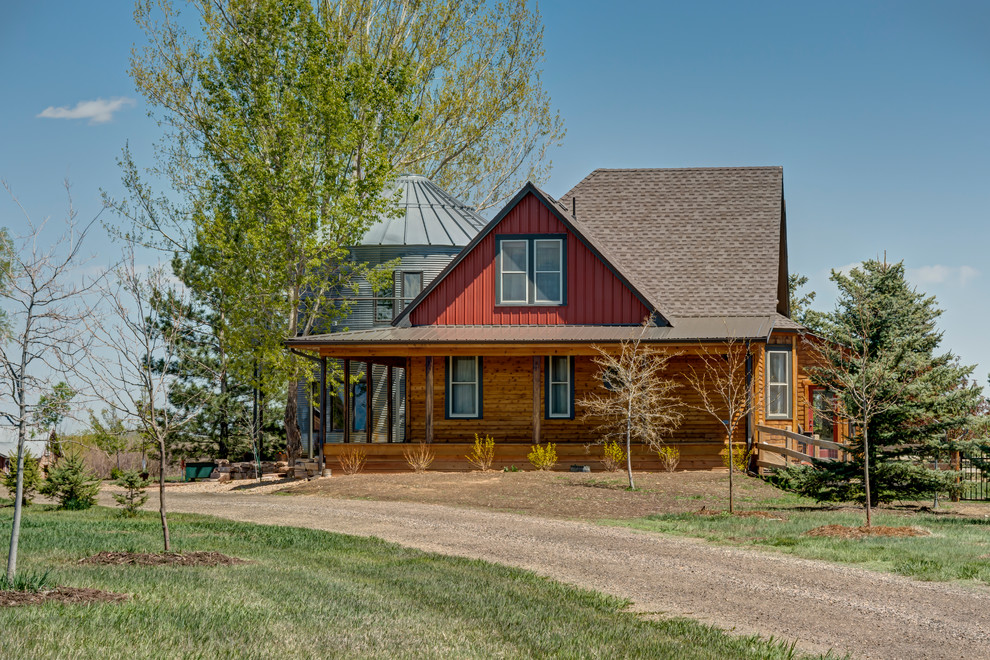 Großes, Zweistöckiges Country Einfamilienhaus mit Mix-Fassade, roter Fassadenfarbe, Satteldach und Ziegeldach in Denver