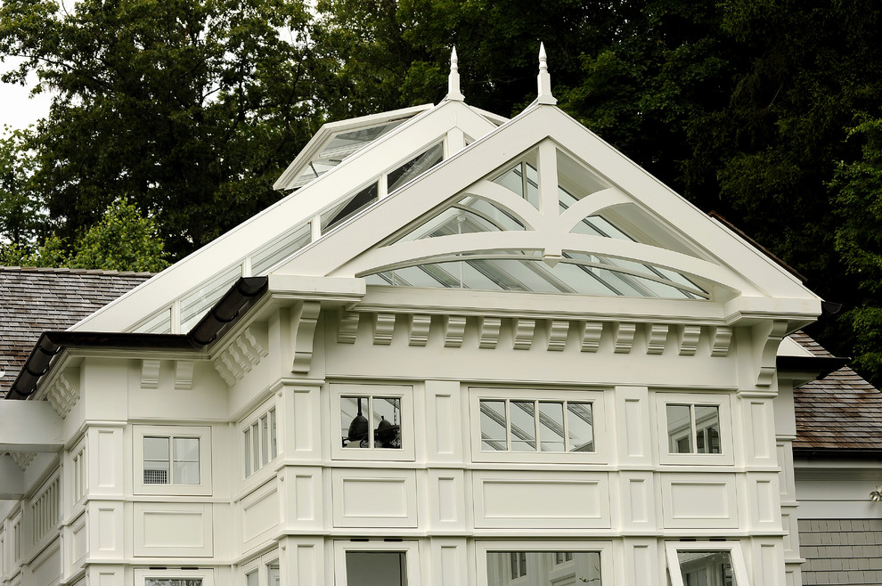 Großes, Einstöckiges Klassisches Haus mit Mix-Fassade und grauer Fassadenfarbe in New York
