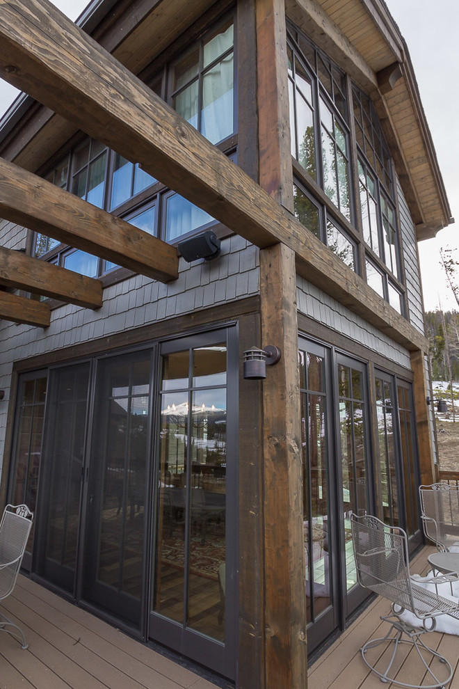 Geräumige, Zweistöckige Nordische Holzfassade Haus mit brauner Fassadenfarbe in Denver