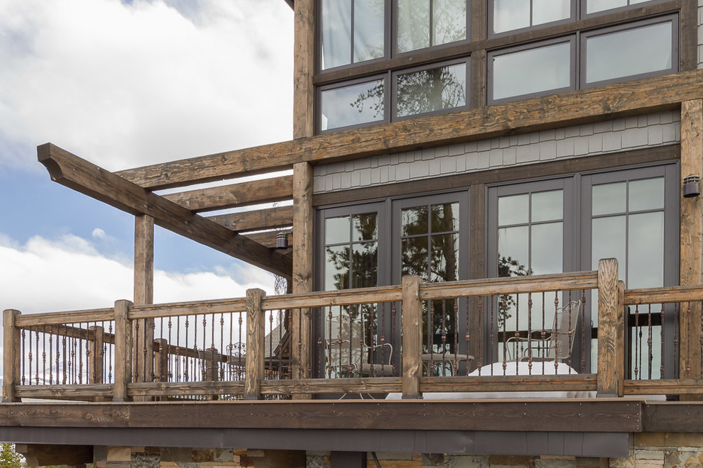Стильный дизайн: огромный, двухэтажный, деревянный, коричневый дом в скандинавском стиле - последний тренд