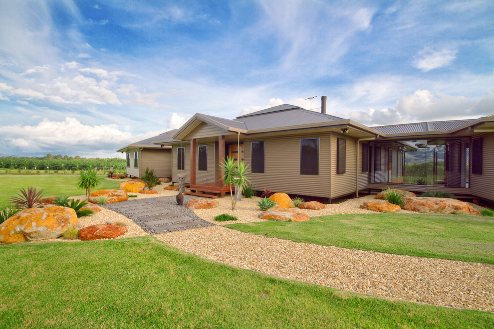 This is an example of a large contemporary bungalow house exterior in Cairns.