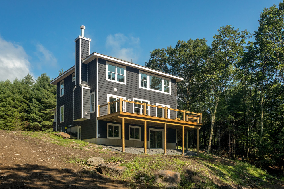 Aménagement d'une façade de maison bleue campagne en bois de taille moyenne et à deux étages et plus avec un toit à quatre pans et un toit en shingle.