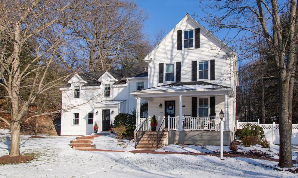 Cette photo montre une grande façade de maison blanche nature à un étage avec un revêtement en vinyle et un toit à deux pans.