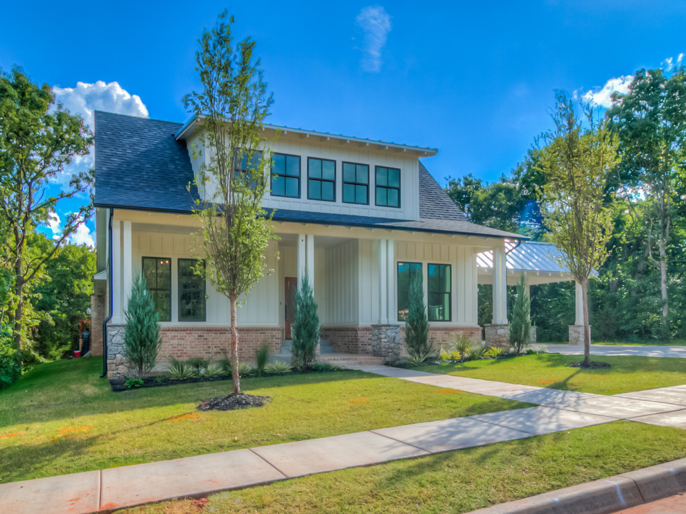 Mittelgroßes, Einstöckiges Landhaus Einfamilienhaus mit Backsteinfassade, weißer Fassadenfarbe, Satteldach und Schindeldach in Oklahoma City