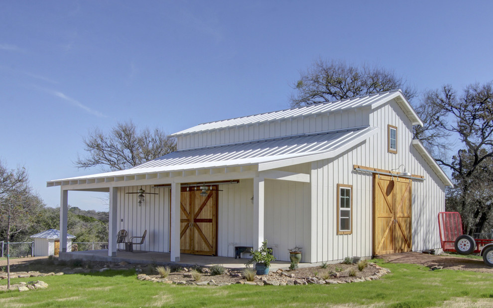 Immagine della villa grande beige country a un piano con copertura in metallo o lamiera e rivestimento in pietra