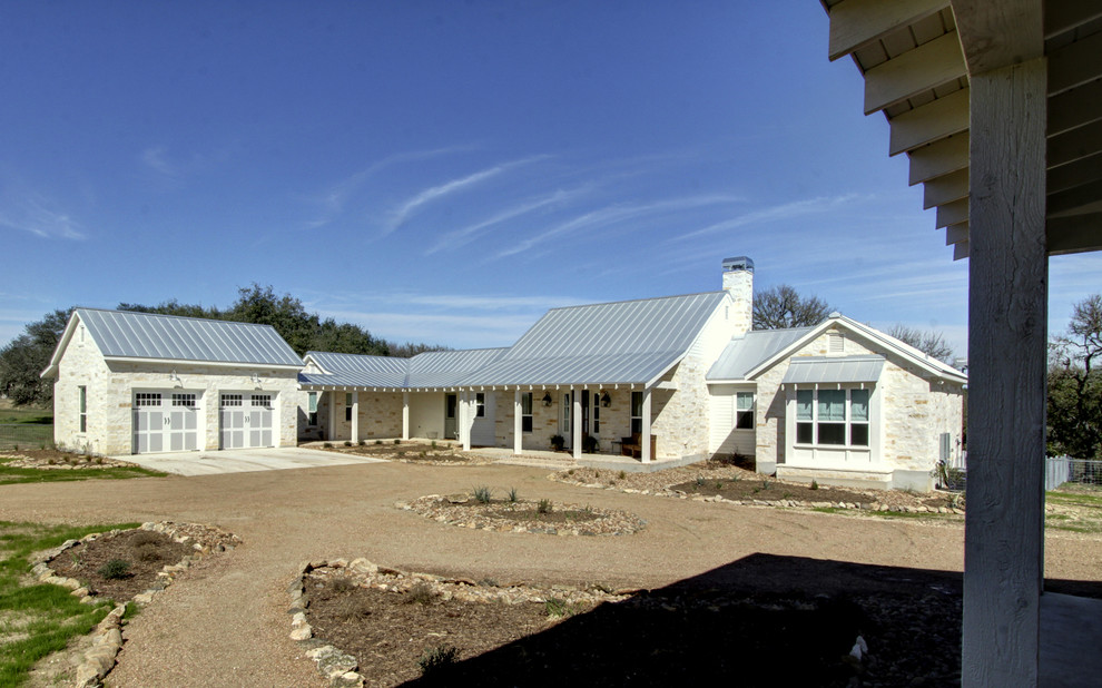 Ispirazione per la villa grande beige country a un piano con rivestimento in pietra e copertura in metallo o lamiera