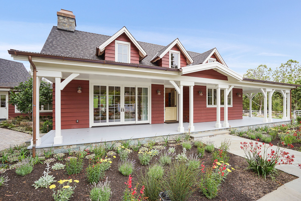 Ispirazione per la villa grande rossa country a due piani con rivestimento in legno, tetto a capanna e copertura mista