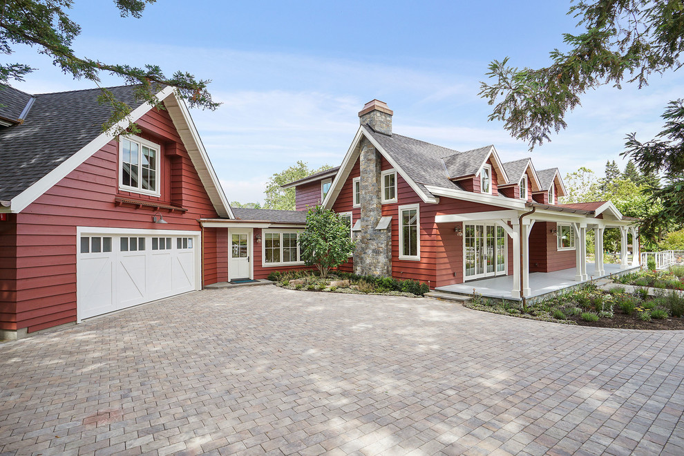 Imagen de fachada de casa roja de estilo de casa de campo grande de dos plantas con revestimiento de madera, tejado a dos aguas y tejado de teja de madera