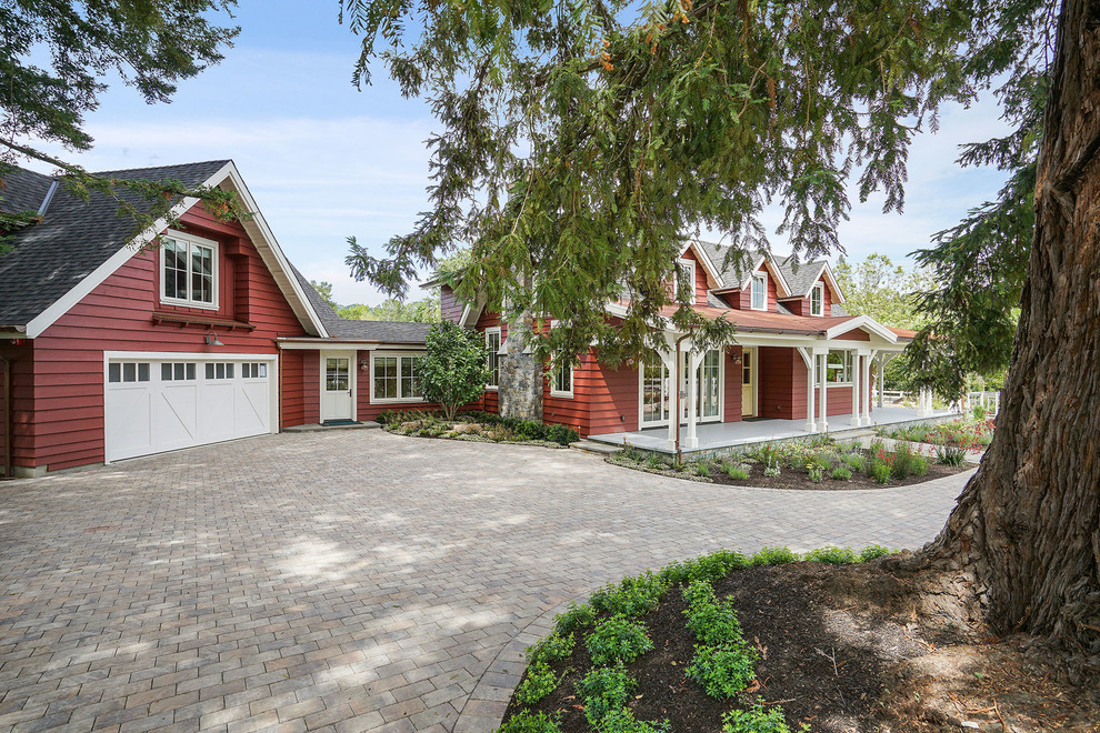 Идея дизайна: большой, двухэтажный, деревянный, красный частный загородный дом в стиле кантри с двускатной крышей и крышей из смешанных материалов