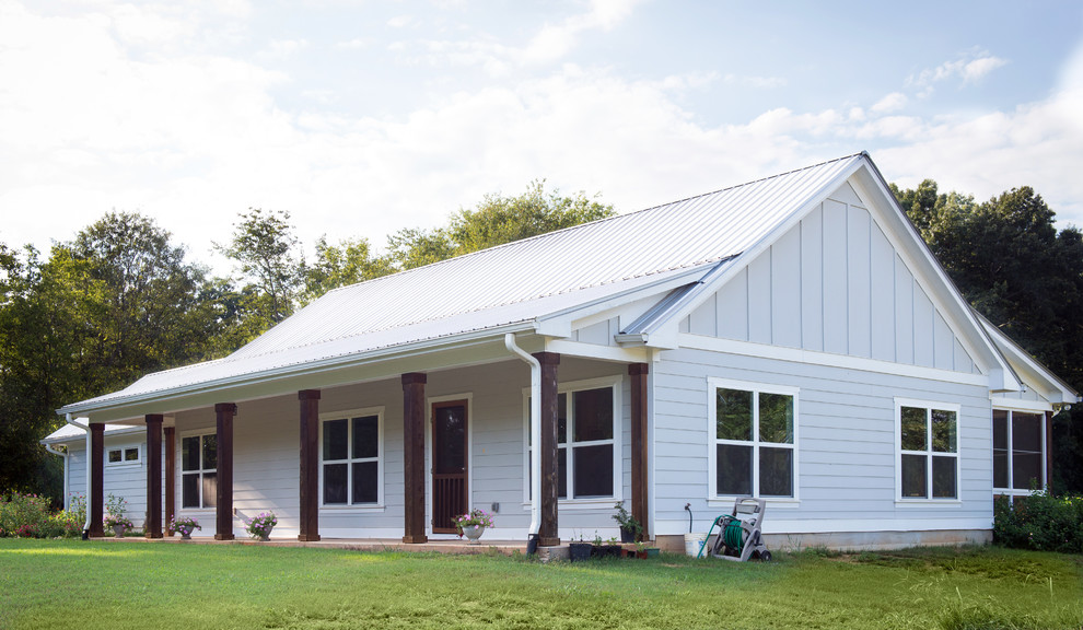 Mittelgroßes, Einstöckiges Country Haus mit Faserzement-Fassade, grauer Fassadenfarbe und Satteldach in Atlanta