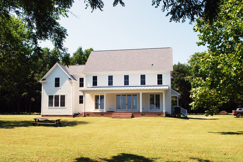 Foto della villa bianca country a due piani di medie dimensioni con rivestimento in legno, tetto a capanna e copertura a scandole