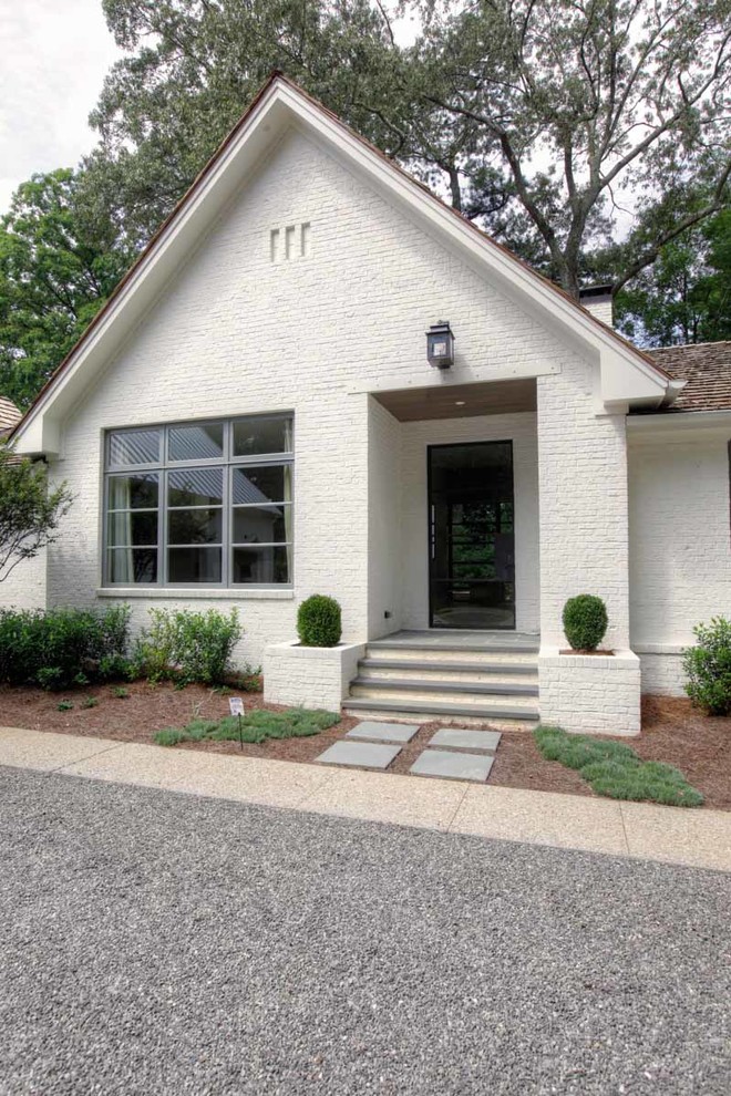 Modernes Haus mit Backsteinfassade und weißer Fassadenfarbe in Atlanta