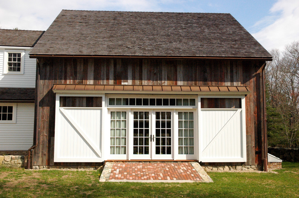 Diseño de fachada de estilo de casa de campo con revestimiento de madera