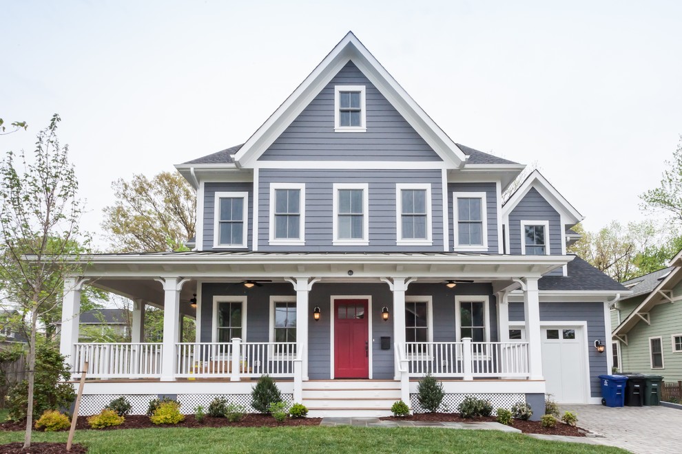 Zweistöckiges Country Einfamilienhaus mit Schindeldach, grauer Fassadenfarbe und Satteldach in Washington, D.C.