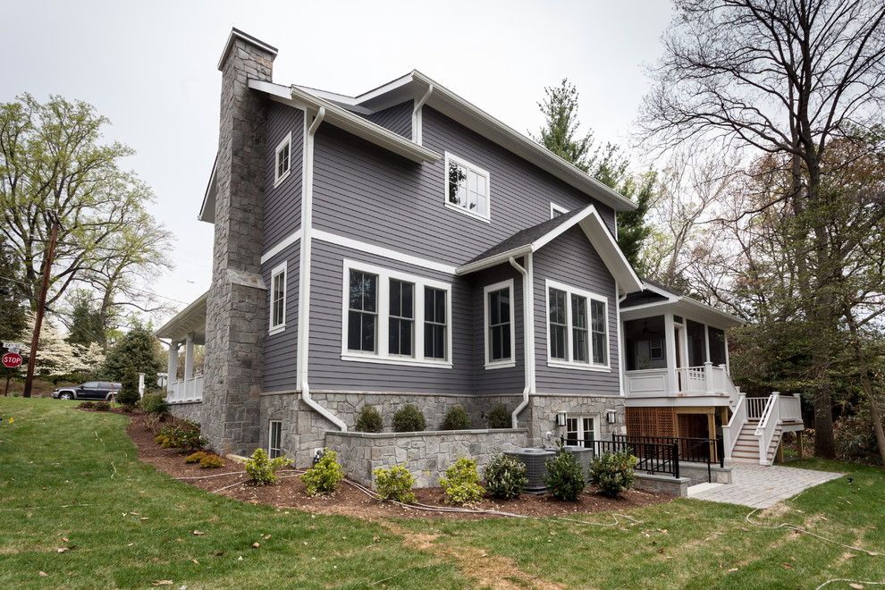 Dreistöckiges Klassisches Einfamilienhaus mit Mix-Fassade, grauer Fassadenfarbe, Satteldach und Schindeldach in Washington, D.C.