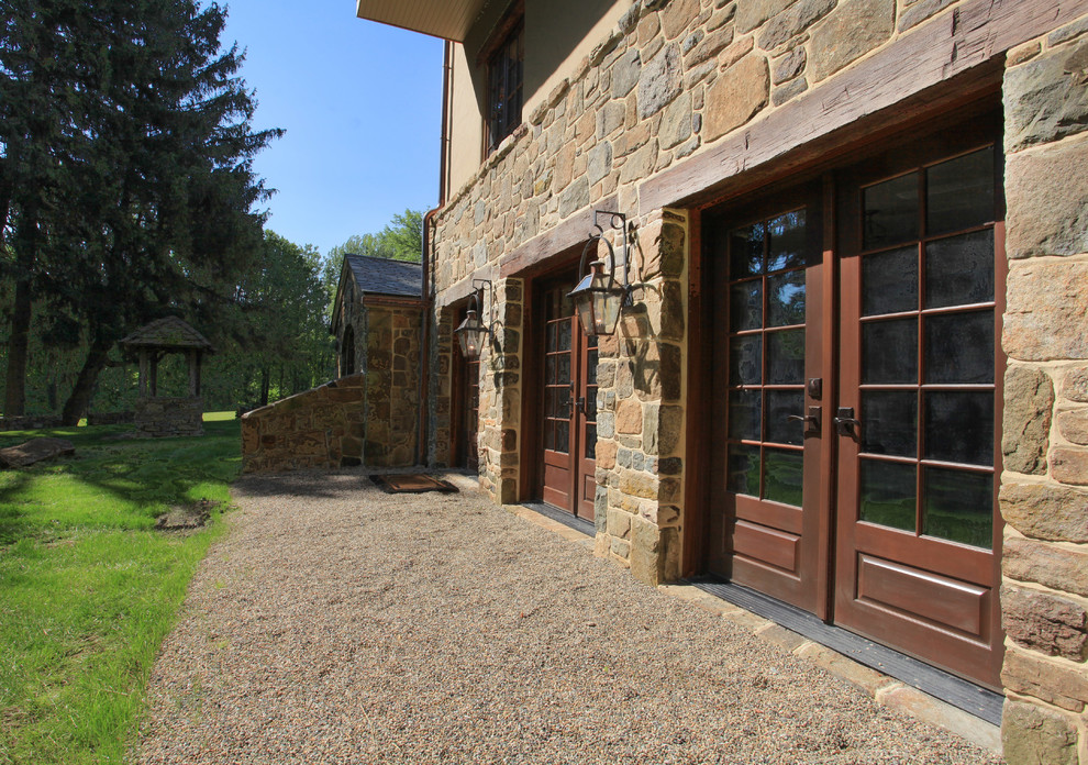 Imagen de fachada de estilo de casa de campo con revestimiento de piedra