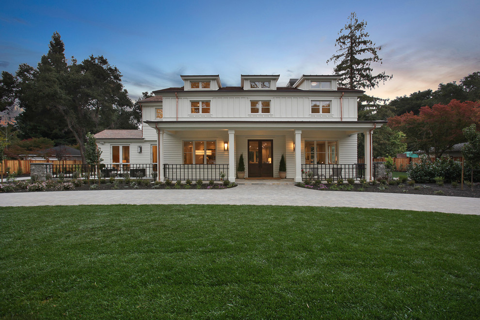 Zweistöckiges Landhaus Haus mit weißer Fassadenfarbe in San Francisco