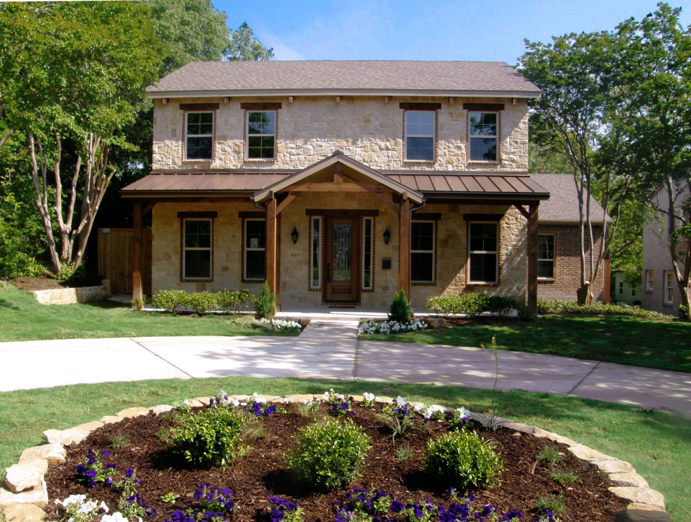Imagen de fachada beige de estilo de casa de campo de tamaño medio de dos plantas con revestimiento de piedra y tejado de un solo tendido