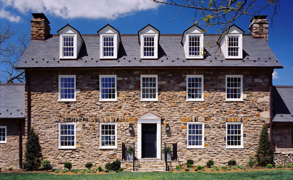 Ispirazione per la facciata di una casa country con rivestimento in pietra