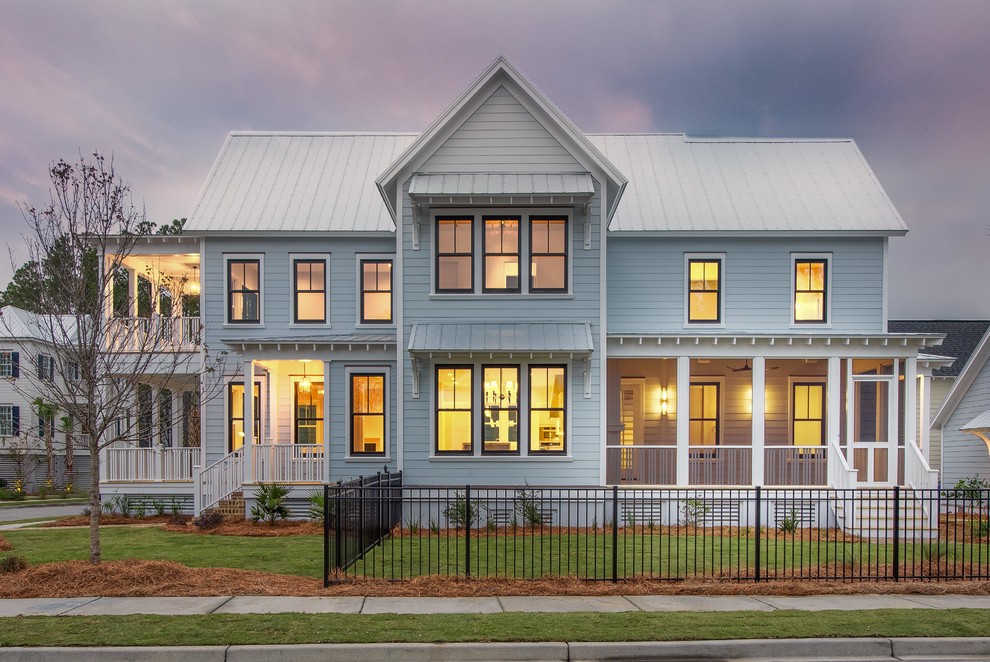 Zweistöckiges Landhausstil Einfamilienhaus mit Satteldach, grauer Fassadenfarbe und weißem Dach in Charleston