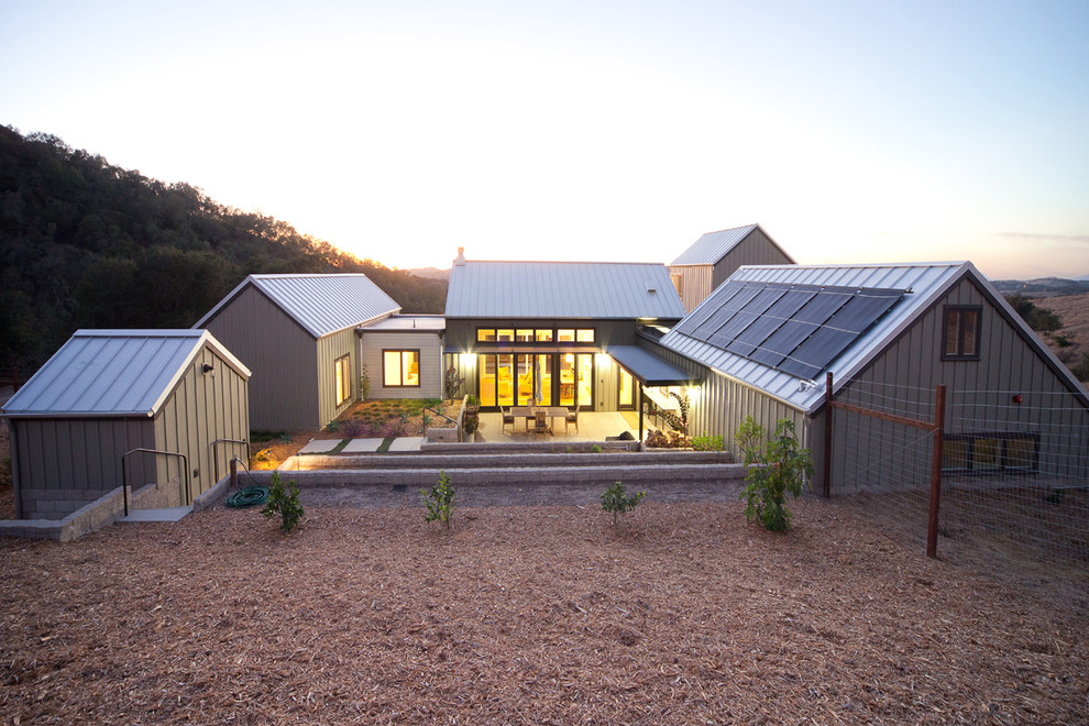 Cette image montre une façade de maison rustique.