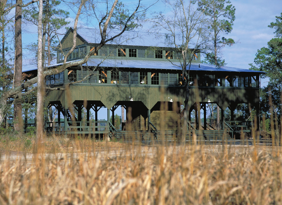Diseño de fachada verde de estilo de casa de campo con revestimiento de madera