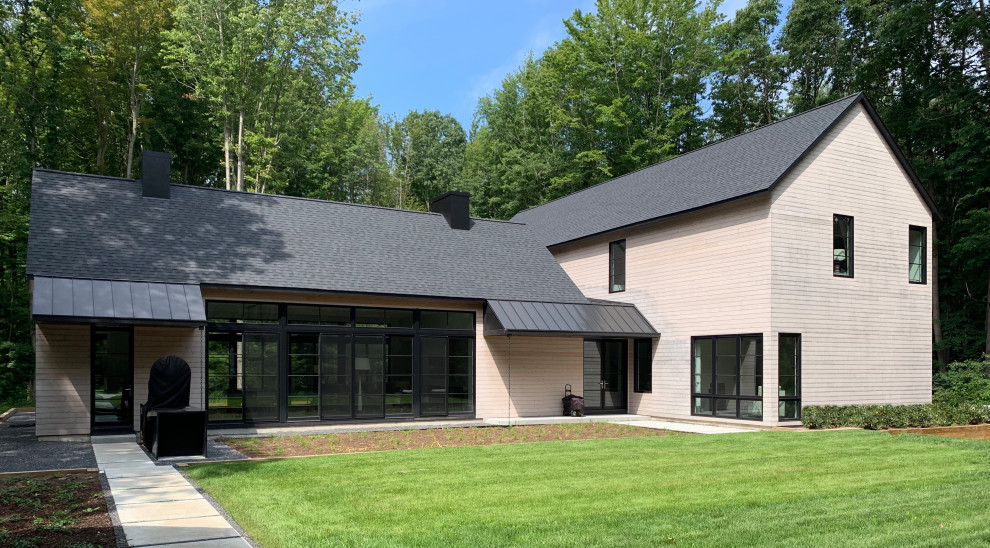 Zweistöckiges Landhaus Haus mit grauer Fassadenfarbe, Satteldach und Misch-Dachdeckung in Sonstige