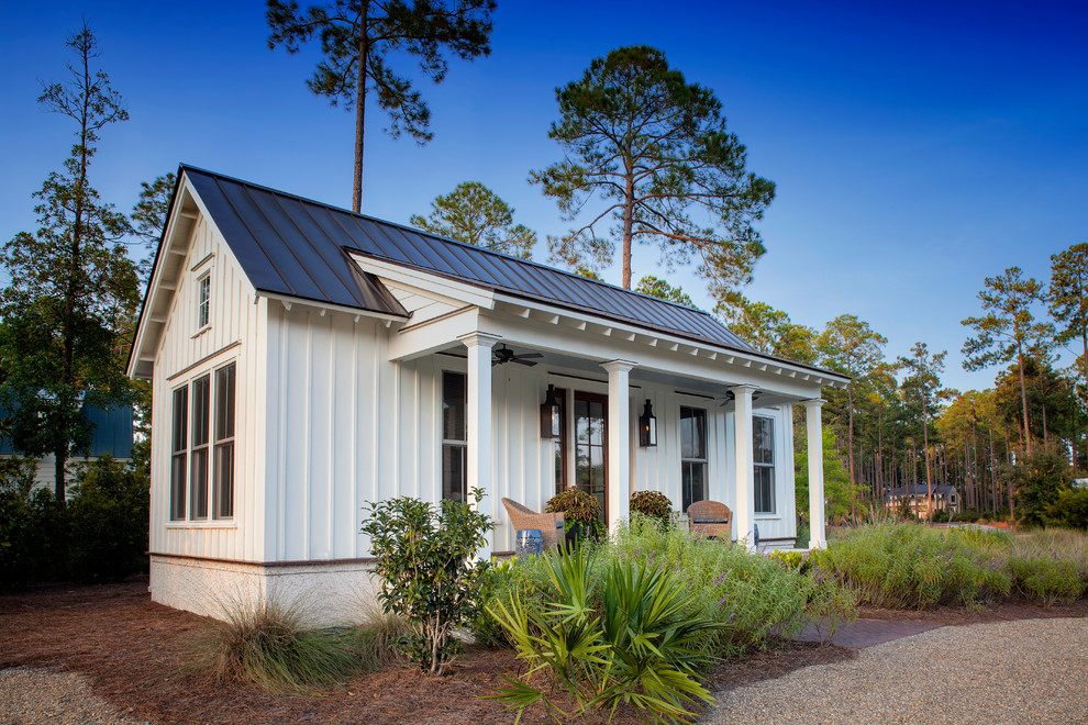 Kleines, Einstöckiges Country Haus mit Faserzement-Fassade und weißer Fassadenfarbe in Charleston