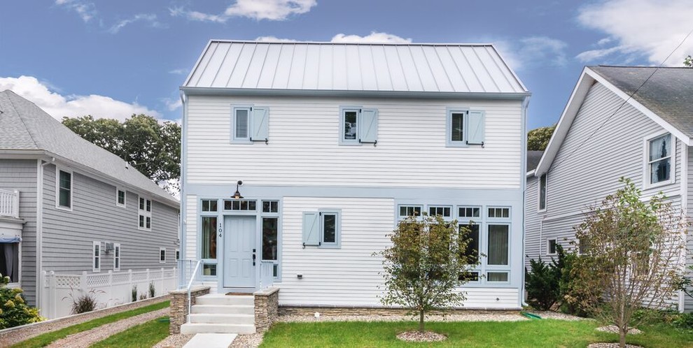 Zweistöckiges Landhausstil Haus mit weißer Fassadenfarbe und Satteldach in Washington, D.C.