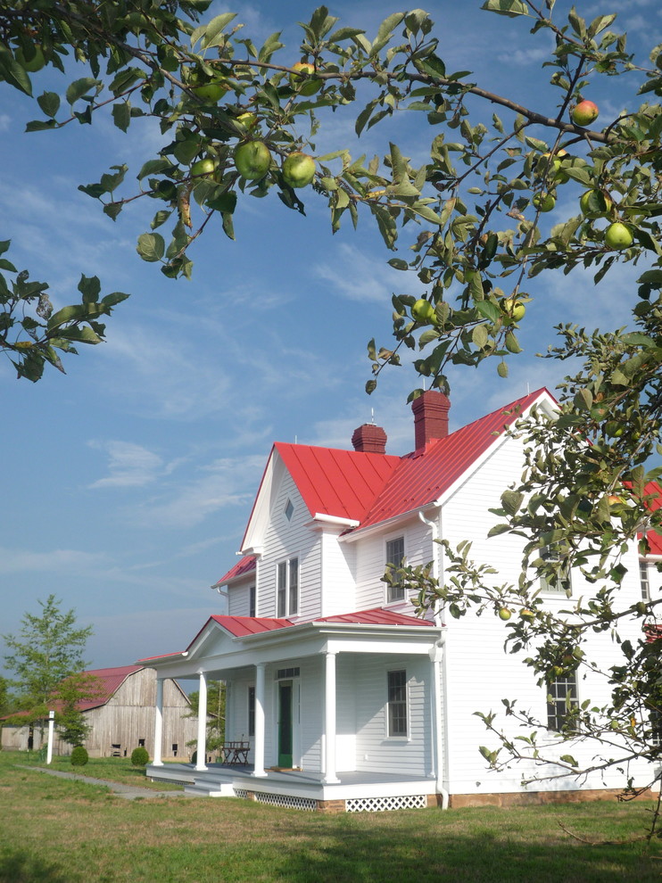 Пример оригинального дизайна: деревянный дом в стиле кантри с металлической крышей