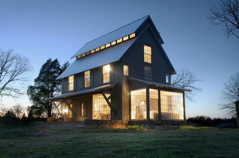 Idee per la facciata di una casa country con rivestimento in legno e tetto a capanna