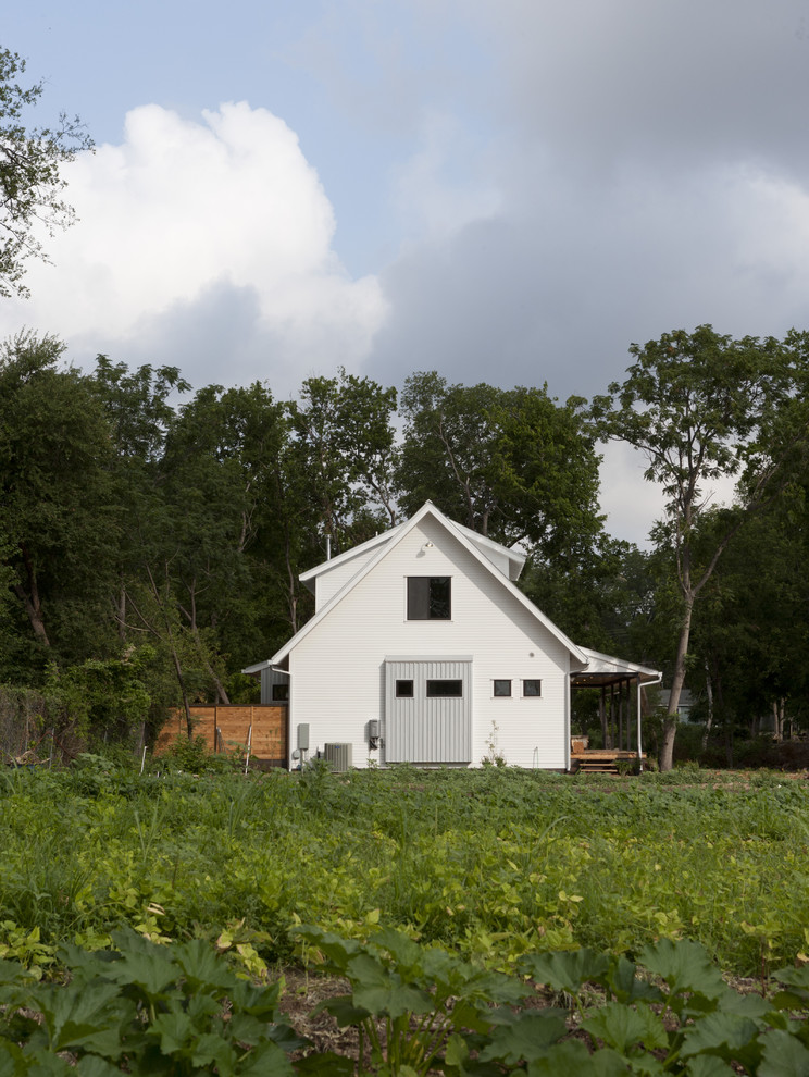 Ejemplo de fachada de estilo de casa de campo de dos plantas con tejado a dos aguas