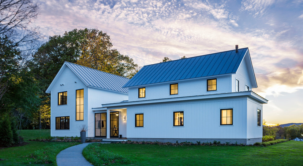 Großes, Dreistöckiges Landhaus Haus mit weißer Fassadenfarbe, Satteldach und Blechdach in Burlington