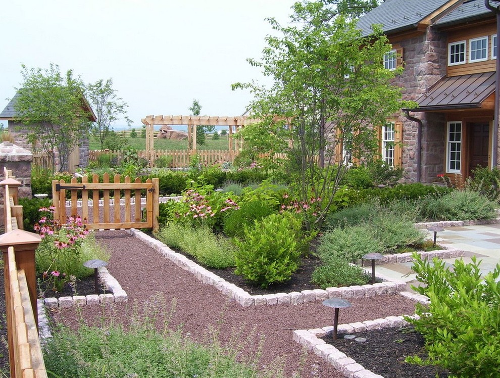 Свежая идея для дизайна: большой участок и сад в стиле кантри - отличное фото интерьера