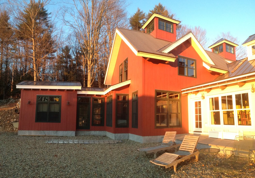 Ispirazione per la facciata di una casa grande rossa country a due piani con rivestimento in legno e tetto a capanna