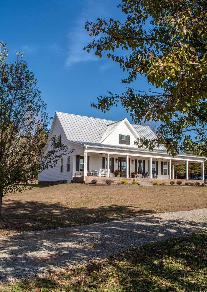 Foto de fachada de casa blanca de estilo de casa de campo de tamaño medio de dos plantas con revestimiento de aglomerado de cemento, tejado a dos aguas y tejado de metal